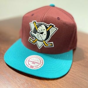 Mitchell & Ness Men's Mighty Ducks Basic 2-Tone Logo Snapback Hat